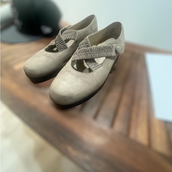 ROCKPORT Suede Upper Mary Jane flats. Tried on but never worn. NWOT no flaws - Picture 8 of 9